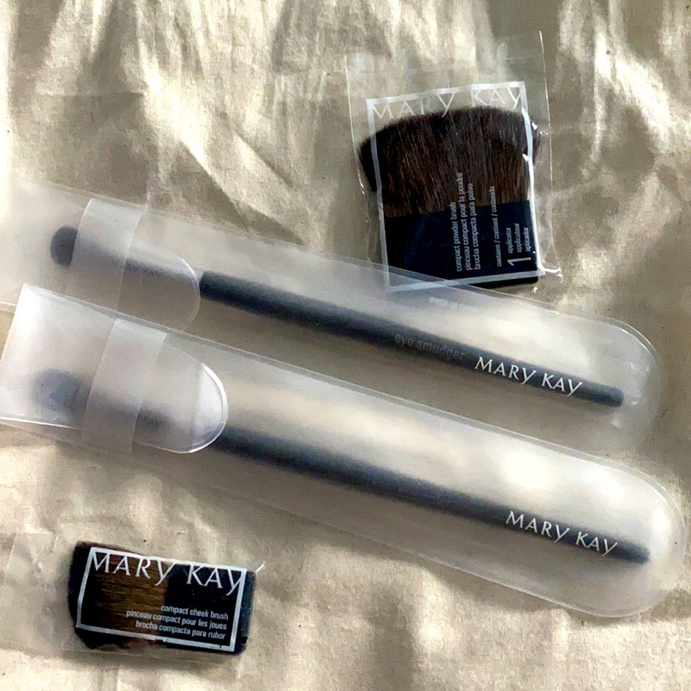 🔥 NWT 4 Mary Kay Brushes
